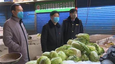 陕西省宁陕县委书记张益民调研蔬菜市场供给情况