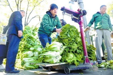 便民店开卖冬储大白菜