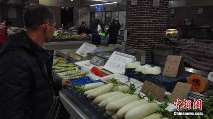 江西一菜农菜场摆自助菜摊 摆摊一月从未少钱(组图)_央广网